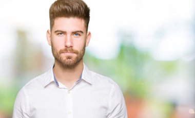 Genç yakışıklı iş adamı şüpheci ve sorun nedeniyle gergin, papatyanın üzgün. Negatif kişi.