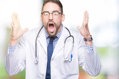 İzole arka plan üzerinde yakışıklı genç doktor adam çılgın kutluyor ve başarı için hayran silah kaldırdı ve açık gözleri heyecanlı çığlık. Kazanan kavramı