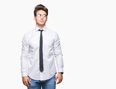 Görünümlü yan ve dik dik bakma uzağa düşünce gülümseyen izole arka plan üzerinde gözlüklü genç iş adamı.