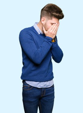 Genç yakışıklı bussines adam üzgün ifade yüz eller ile ağlayarak süre kapsayan. Depresyon kavramı.