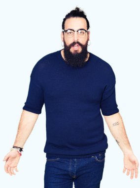 Uzun saç ve sakal korkuyor ve şok sürpriz ifade, korku ve heyecan yüz ile gözlüklü genç hipster adamla.