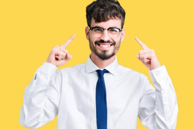 Hem el parmak, harika bir fikir ya da düşünce, iyi bellek ile baş gösteren gülümseyen genç yakışıklı iş adam gözlük izole üzerinde arka plan