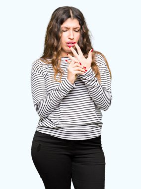 Çizgili kazak giyen genç güzel kadın eller ve parmaklar, artrit iltihabı acı acı