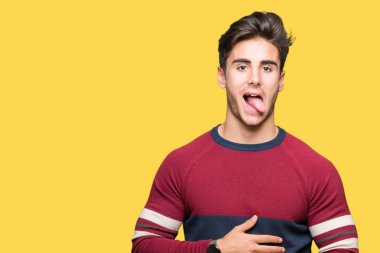 Yakışıklı delikanlı dilini izole arka plan üzerinde out komik ifade ile mutlu. Duygu kavramı.