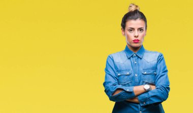 Yüzünde ciddi bir ifade olan, soyutlanmış bir geçmişi olan güzel bir kadın. Basit ve doğal bir şekilde kameraya bakıyorsun..