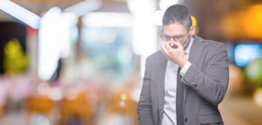 Genç yakışıklı iş adamı izole arka burun ve göz yorgunluğu ve baş ağrısı duygu sürtünme yorgun üzerinde. Stres ve hayal kırıklığı kavramı.