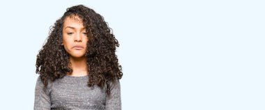 Kıvırcık saçlı gri kazak depresyonda ve sıkıntı için endişe, öfkeli ve korkuyor ağlıyor giyen genç güzel kadın. Üzücü ifade.
