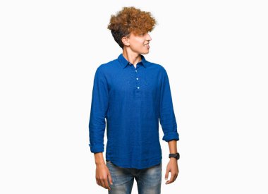 Yakışıklı zarif genç afro saçlı uzak tarafına yüzünde, doğal ifade gülümseme ile arıyorum. Kendine güvenen gülüyor.