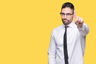 Genç yakışıklı iş adam gözlük izole üzerinde arka plan işaret parmağını ve kızgın ifade ile