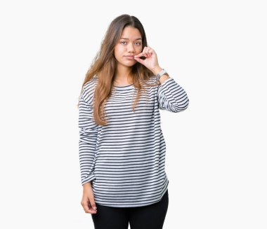 Arka plan ağız üzerinde çizgili süveter giyen genç güzel esmer kadın izole ve parmak ile ZIP olarak Dudaklarını kapa. Gizli ve sessiz, tabu söz