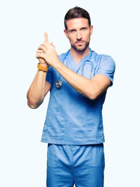 El hareketi ile sembolik silah tutan, çekim silah, kızgın yüz öldürme oynarken arka plan üzerinde tıbbi üniforma giyen yakışıklı Doktor adam izole