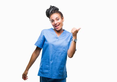 Seyir ve başparmak yanında yukarıyı mutlu yüz ile gülümseyen izole arka plan üzerinde saç Afro-Amerikan kız profesyonel Hemşire Genç örgülü.