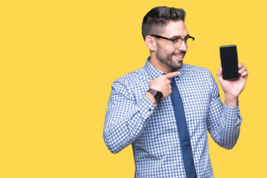 Genç iş adamı gösteren smartphone ekran üzerinde izole arka el ve parmak ile işaret çok mutlu