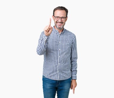 Ve parmak gülümseyen süre bir numara ile kendinden emin ve mutlu yukarıyı gösteren izole arka plan üzerinde gözlük takan yakışıklı orta yaş zarif üst düzey iş adamı.