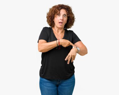 Acele işaretleme izlemek için zaman, sabırsızlık, üzgün ve kızgın son tarih gecikme için arka plan güzel orta ager üst düzey kadın izole