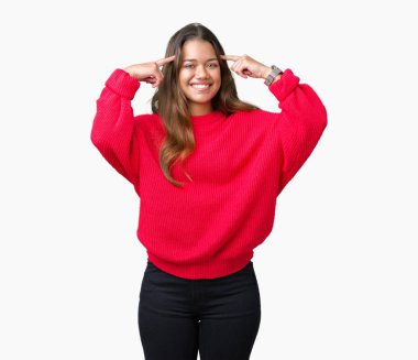 Genç güzel esmer kadın giyiyor kırmızı kış kazak izole üzerinde arka plan hem el parmak, harika bir fikir ya da düşünce, iyi hafıza ile baş gösteren gülen