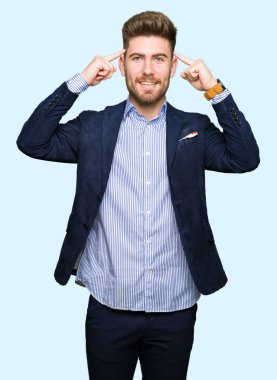 Genç yakışıklı bussines hem el parmak, harika bir fikir ya da düşünce, iyi bellek ile baş gösteren gülen adam