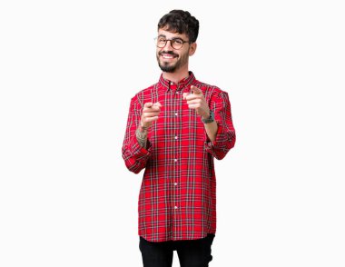 Fotoğraf makinesi ile mutlu ve komik yüz için parmakları işaret izole arka plan üzerinde gözlük takan yakışıklı delikanlı. İyi enerji ve vibes.