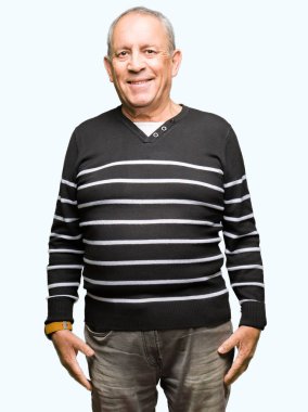 Yüzünde mutlu ve güzel bir gülümseme ile kış çizgili süveter giymiş yakışıklı komuta sizde. Şanslı kişi.