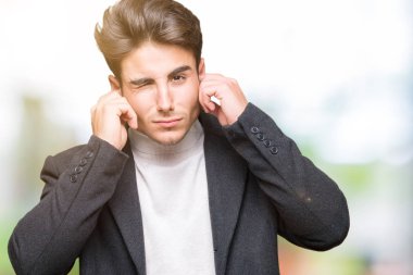 Yüksek sesle müzik gürültü rahatsız ifade parmaklarıyla kulaklarıyla kapsayan izole arka plan üzerinde kış palto giyiyor zarif delikanlı. Sağır kavramı.