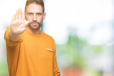 Yakışıklı delikanlı dur yapıyor izole arka plan üzerinde şarkı elin avuç ile. Negatif ve ciddi bir jest yüz ifadesiyle uyarı.