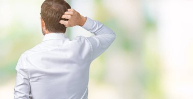 İzole arka plan geriye düşünme hakkında şüphe ile baş taraftan üzerinde gözlük takan yakışıklı orta yaş zarif üst düzey iş adamı