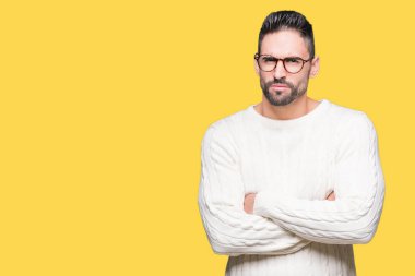 İzole arka plan şüpheci ve sinir, onaylamayan ifade yüz çapraz kolları üzerinde gözlük takan yakışıklı delikanlı. Negatif kişi.