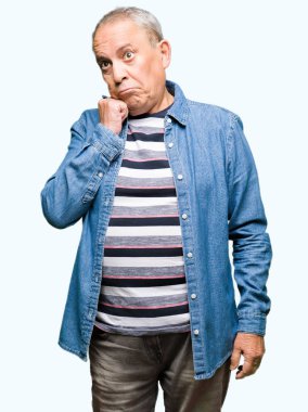 Çene düşünme hakkında soru, dalgın ifade üzerine el ile kot ceket giymiş yakışıklı komuta sizde. Düşünceli yüzüyle gülümsüyor. Şüphe kavramı.