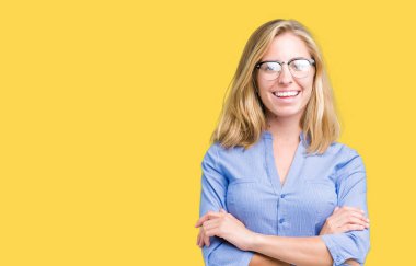 Kameraya bakarak çapraz silah ile gülümseyen izole arka plan mutlu yüzüne güzel genç iş kadını. Olumlu bir kişi.