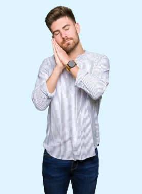 Yakışıklı delikanlı uyku rüya ve elleri ile kapalı gözler gülümseyen birlikte poz yorgun.