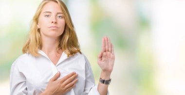 Güzel genç iş kadını izole arka plan üzerinde göğüs ve bir sadakat sözü yemin yapma avuç, el ile küfür