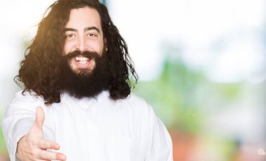 İsa Mesih giyen adam tebrik ve davet edici olarak gülümseyen dostu sunan karşılıklı kostüm. Başarılı iş.