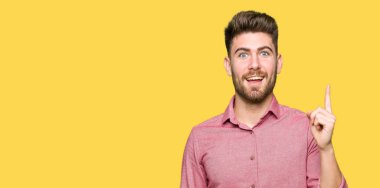 Genç yakışıklı iş casual başarılı fikirle yukarı işaret parmağı dostum. Çıktıktan ve mutlu. Bir numara.