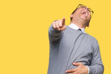 Orta yaş bussines Arap adam gözlük izole üzerinde gülme sizin parmak el kamerasıyla göğüs üzerinde utanç ifadesi işaret eden arka plan