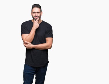 Yakışıklı delikanlı emin çapraz kollar ve çeneme kaldırdı el ile gülümseme ile kameraya bakarak izole arka plan üzerinde. Pozitif düşünce.