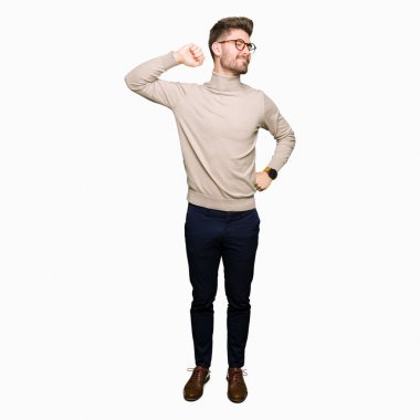 Geri, yorgun ve rahat, uykulu ve erken sabah esneme germe gözlüklü genç yakışıklı iş adamı