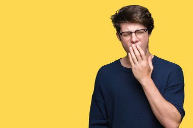 Yakışıklı delikanlı izole arka plan üzerinde gözlük el ağzıyla kapsayan yorgun esneme sıkılmış. Restless ve uyku hali.