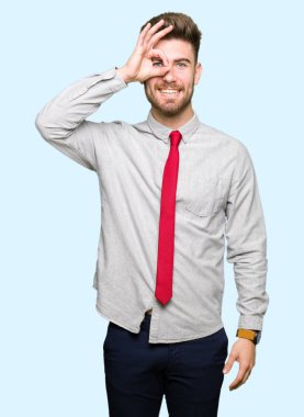 Genç yakışıklı iş adam el gülümseyen ile ok jest yapıyor, göz mutlu yüz ile parmaklar görünümlü.