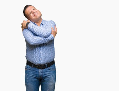 Orta yaş Arap iş adamı izole üzerinde arka plan kendini mutlu ve olumlu, sarılma emin gülümseyen. Kendi aşk ve öz bakım