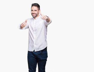 Genç iş adamı el ile pozitif jest yapıyor onaylama izole arka plan üzerinde başparmak gülümseyen ve başarı için mutlu. Kamera, kazanan jest arıyorsunuz.