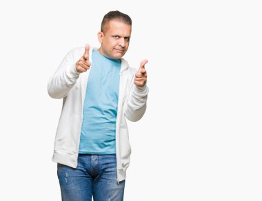 Orta yaş Arap kamera ile mutlu ve komik yüz için parmakları işaret izole arka plan üzerinde sweatshirt giyen adam. İyi enerji ve vibes.