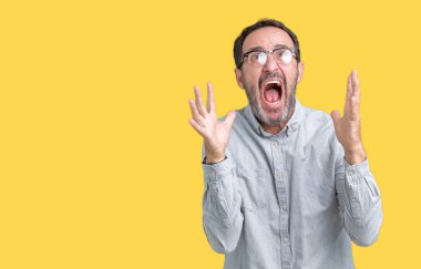 Üzerinde gözlük takan yakışıklı orta yaş zarif komuta sizde arka plan deli izole ve deli bağırarak ve agresif ifade ve silah kaldırdı bağırıyor. Hayal kırıklığı kavramı.