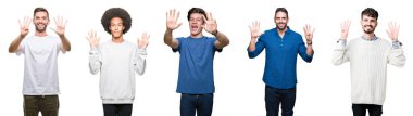 Beyaz izole arka plan üzerinde insanların kolaj gösteren ve parmakları ile işaret ederken emin ve mutlu gülümseyerek dokuz.