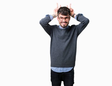 Neşeli gülümseyen izole arka plan tavşan kulakları, komik ve çılgın baş parmaklar ile poz üzerinde gözlük takan genç yakışıklı zeki adam