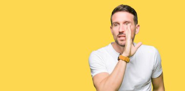 Kötü amaçlı konuşma konuşma fısıldayan casual beyaz t-shirt el gizli söylenti söylüyor dudaklarından giyen yakışıklı adam