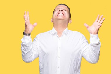 Orta yaş Arap zarif adam kızgın ve silah ile başarı için deli kutluyor izole arka plan üzerinde kaldırdı ve heyecanlı çığlık gözler kapalı. Kazanan kavramı