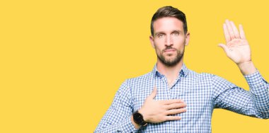 Yakışıklı iş adamı mavi Swearing göğüs ve avuç, el ile bir sadakat sözü yemin yapma göz