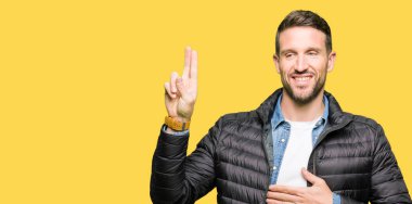 Yakışıklı adam giyen kış ceket Swearing göğüs ve bir sadakat sözü yemin yapma parmaklar, el ile