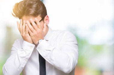Üzgün ifade yüz eller ile ağlayarak süre kapsayan ile izole arka plan üzerinde gözlük takan genç iş adamı. Depresyon kavramı.