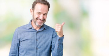 Yakışıklı orta yaş hareketi el ile mutlu yaşasın yapıyor izole arka plan üzerinde zarif komuta sizde. Başarı gösteren kameraya bakarak ifade onaylama.